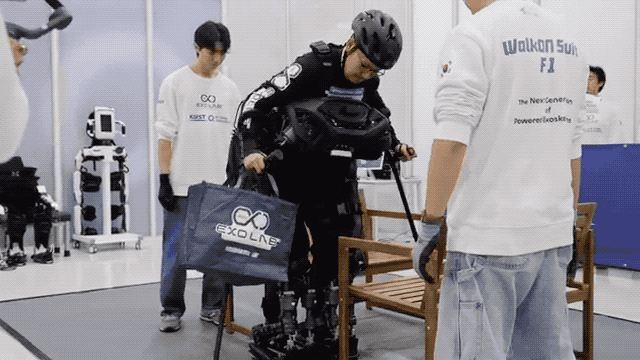 south-korean-team-unveils-innovative-exoskeleton-robot-to-aid-paraplegics
